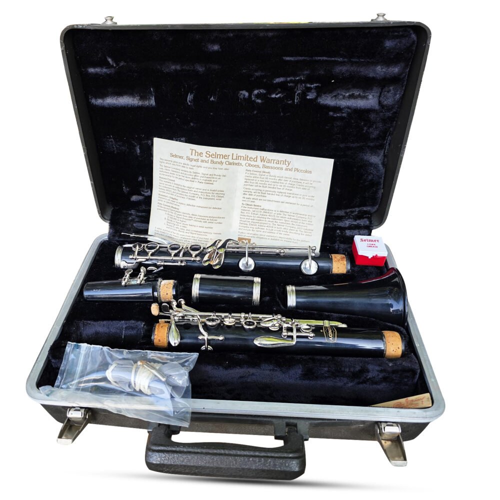 Used Selmer Bundy plastic Bb clarinet with Hard Case and Accessories – Professional Quality